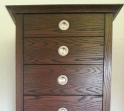 Comprising six drawers in diminishing sizes, this solid Oak drawer unit was specifically commissioned to fit into a small alcove.  The unit features contemporary round, flush-fit stainless steel handles & dovetail jointed drawer boxes on soft-close, full extension runners